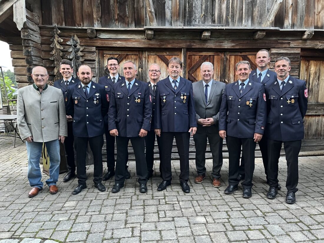 Kümmersbruck. Feuerwehrmänner wurden für jahrzehntelangen Einsatz in Kümmersbruck mit bayerischen Ehrenzeichen ausgezeichnet, Bernhard Schißlbauer erhielt das Ehrenzeichen in Gold für 50 Jahre Dienst. Landrat und Kreisbrandrat betonten die Unverzichtbarkeit des ehrenamtlichen Engagements für die Gesellschaft.