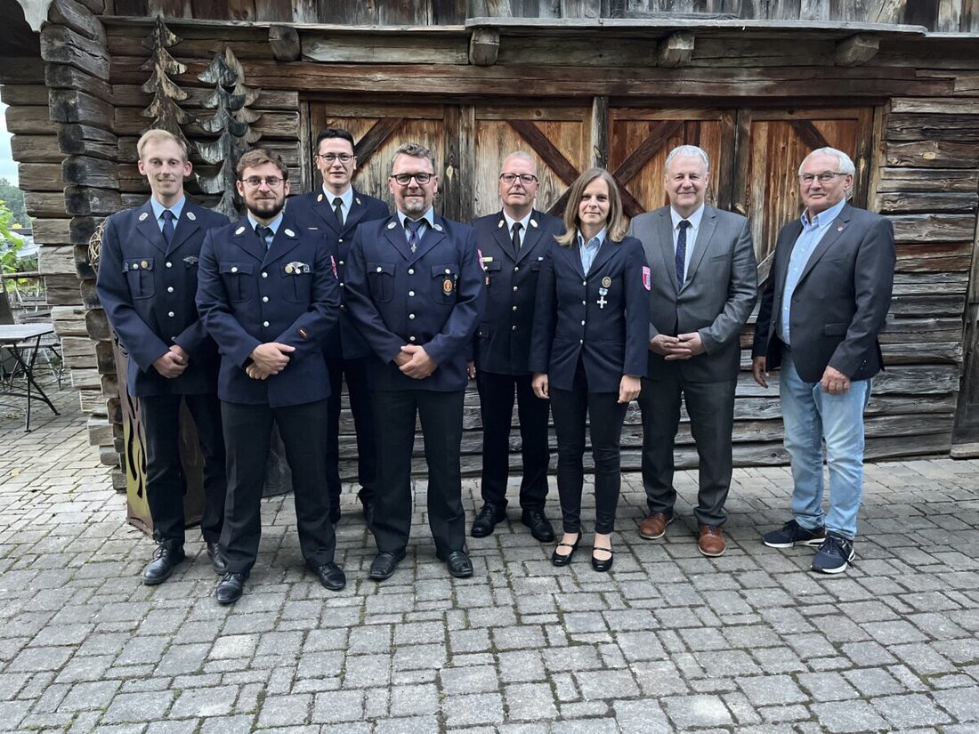 Schmidmühlen. Michaela Barth und Rudolf Werner wurden für 25 bzw. 40 Jahre Einsatz bei der Feuerwehr Emhof mit Ehrenzeichen des Freistaats Bayern ausgezeichnet.