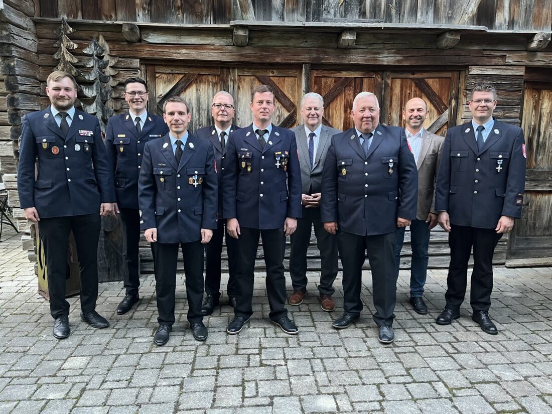 Ensdorf. Feuerwehrkameraden der Freiwilligen Feuerwehr wurden für 25 und 50 Jahre Dienst mit Ehrenzeichen ausgezeichnet. Michael Dollacker erhielt das Ehrenzeichen in Gold für 50 Jahre, Markus Feulner und Dominik Kaluza in Silber für 25 Jahre.