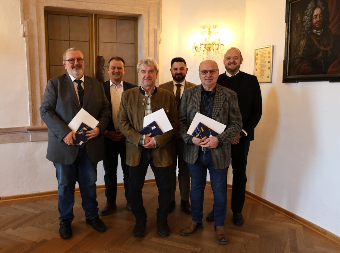 Neustadt/WN. In Neustadt wurden drei verdiente Kommunalpolitiker für ihr jahrzehntelanges Engagement ausgezeichnet. Landrat Andreas Meier würdigte in seiner Ansprache die Bedeutung des kommunalen Ehrenamtes. 