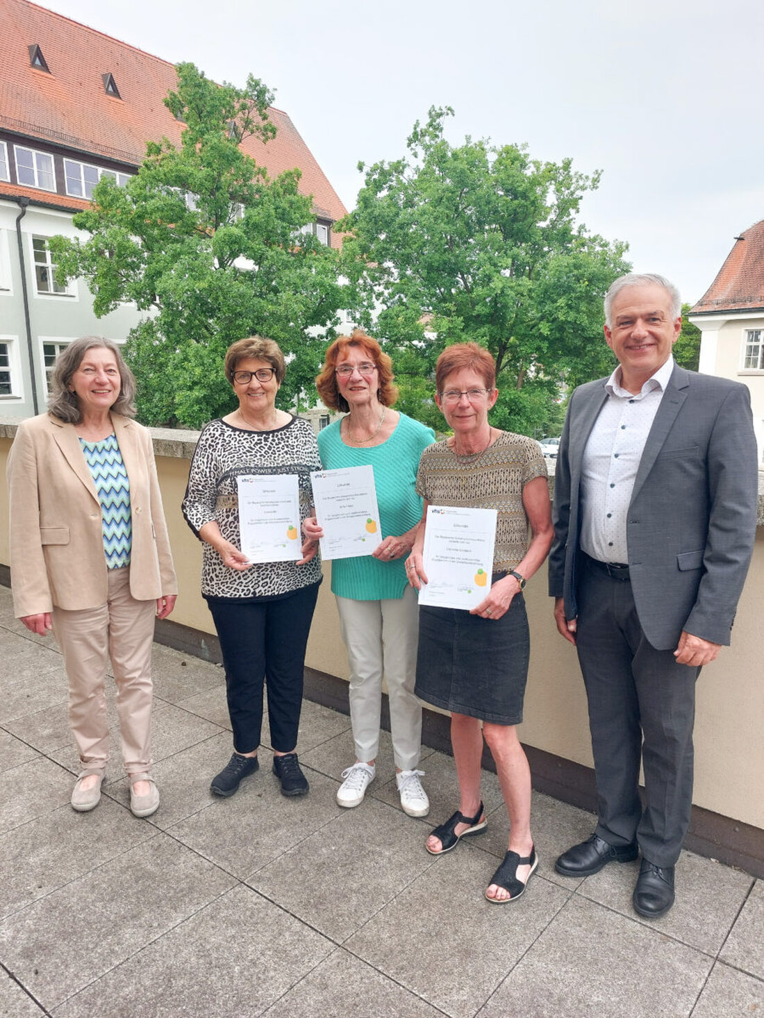 Tirschenreuth. Drei langjährige Mitglieder des vhs-Beirats wurden für ihre engagierte Mitarbeit feierlich verabschiedet. Sie erhielten Gutscheine, Dankurkunden und Ehrennadeln als Anerkennung.