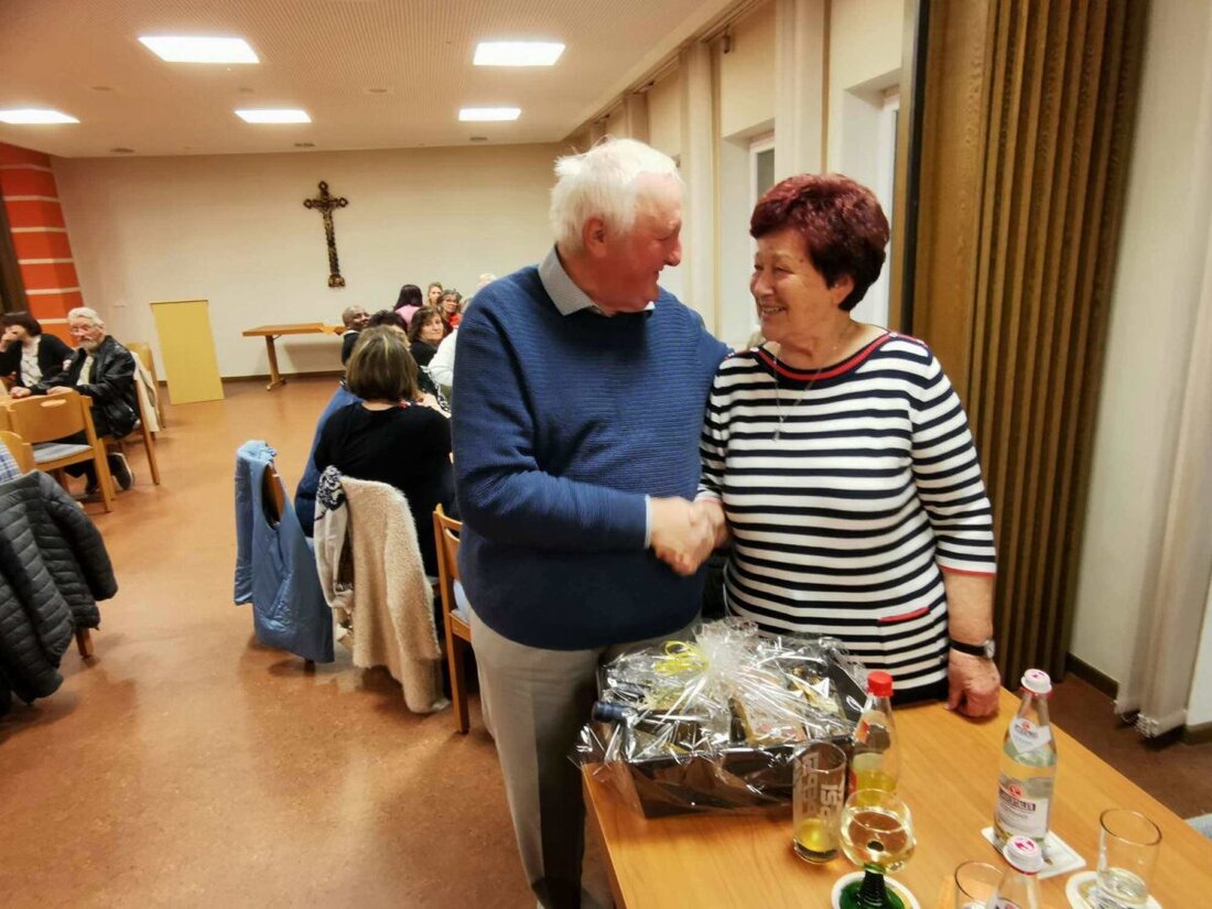Eslarn. Pfarrer Erwin Bauer dankte mit einem Dankessen den Mitarbeitern der Pfarrei, besonders Barbara Zeitler für ihre 39 Jahre ehrenamtliche Arbeit. Metzgermeister Karl Meier aus Schönthal sorgte für das Essen.