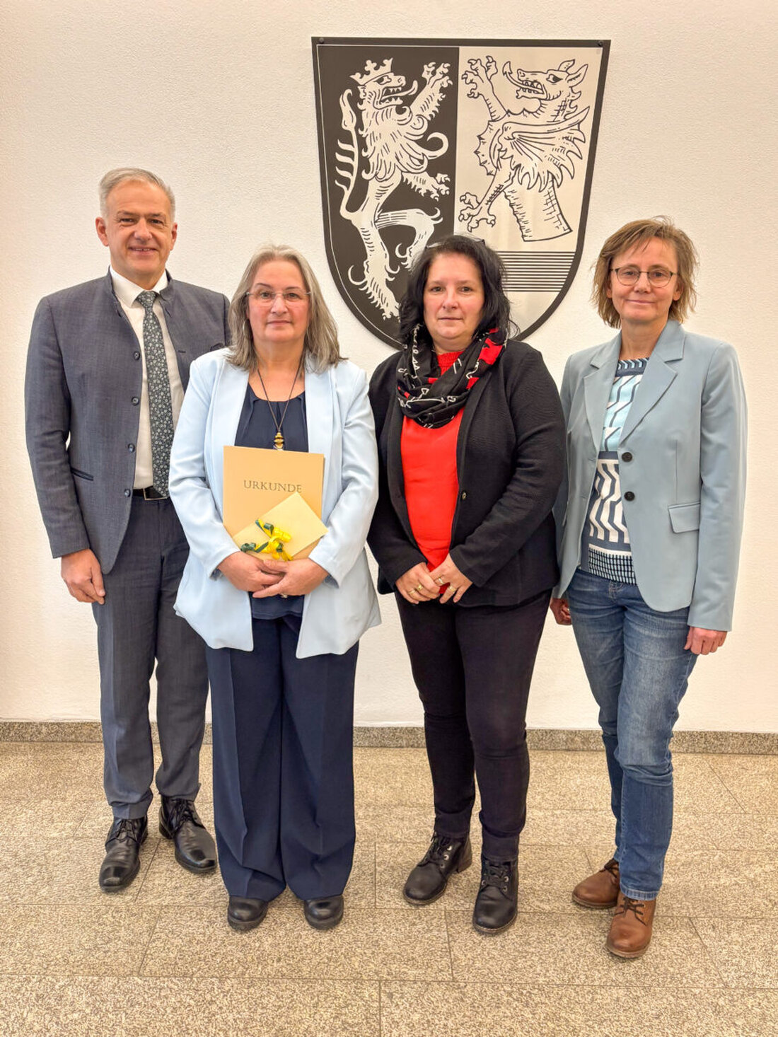 Tirschenreuth. Landrat Roland Grillmeier ehrte Gisela Worf für 40 Jahre Dienst im Gesundheitsamt. Sie engagiert sich in Schwangerschaftsberatung, Sucht- und AIDS-Prävention sowie in Netzwerken und Gesundheitsförderung.