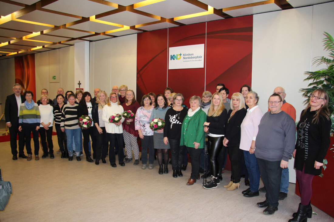 Weiden. Kliniken Nordoberpfalz AG ehrte Mitarbeiter für langjährige Treue und verabschiedete Ruheständler. Gefeiert wurden Dienstjubiläen von 25, 40 und 45 Jahren mit über 68 Mitarbeitern.