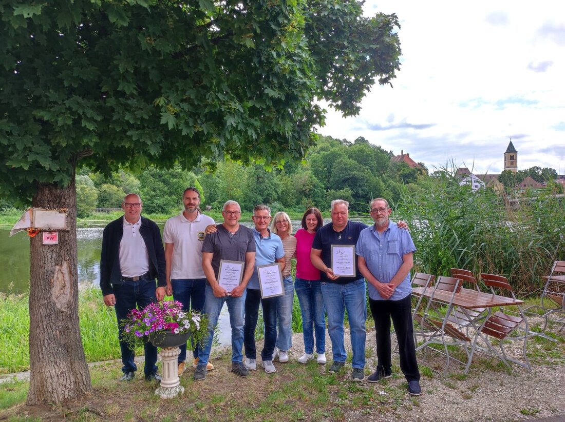 Burglengenfeld. Drei Stammgäste, seit Jahrzehnten treu, wurden am 23. Juli 2026 im Gasthof zum Burgblick für 45 und 40 Jahre Urlaubsverbundenheit mit der Ferienregion Südliche Naab-Vils ausgezeichnet.