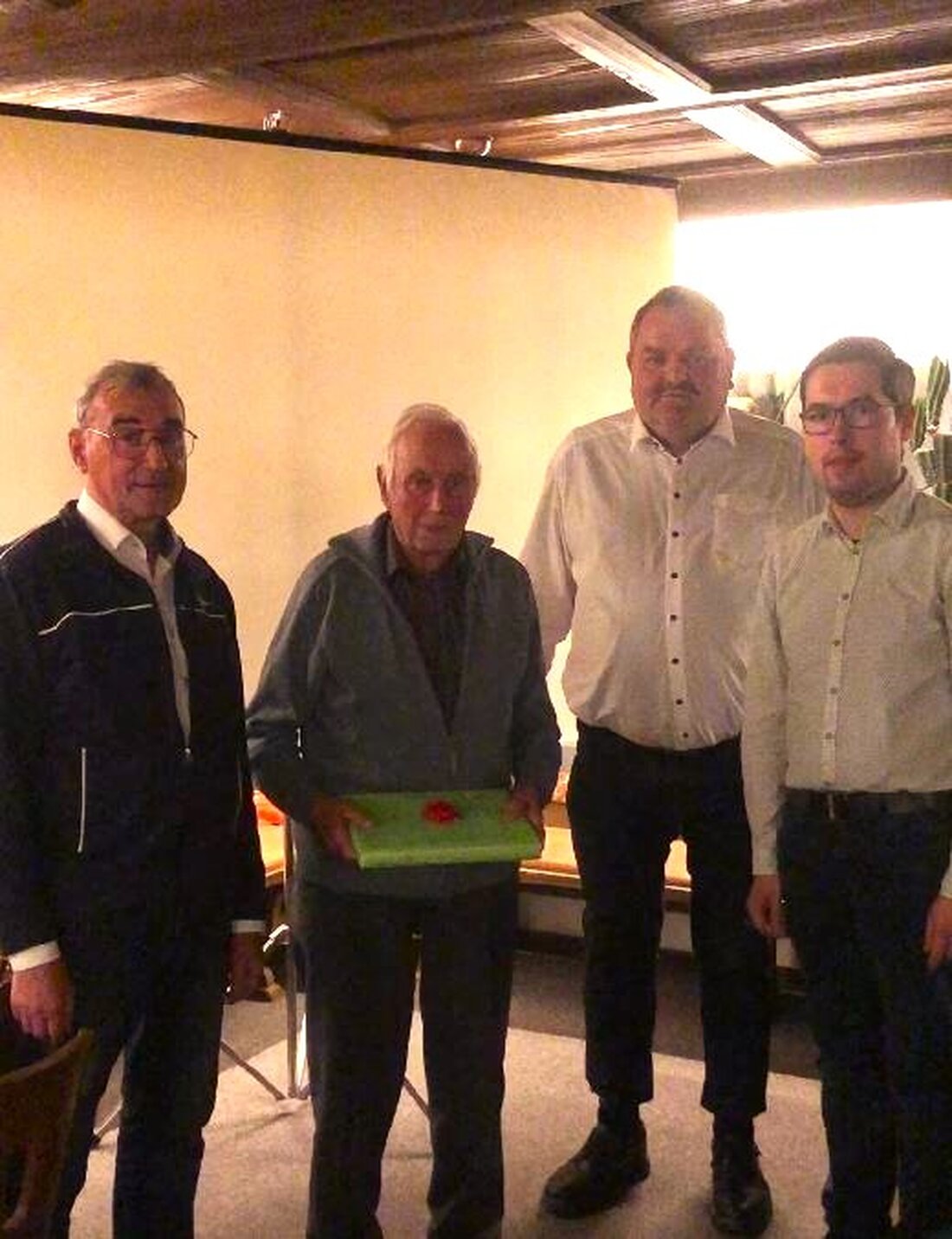 Altglashütte. Bei der Jahreshauptversammlung des Oberpfälzer Waldvereins berichtet der Vorsitzende von Aktivitäten und Arbeitseinsätzen; ein Beitragserhöhung und die Anschaffung von Trachtenhemden wurden beschlossen.