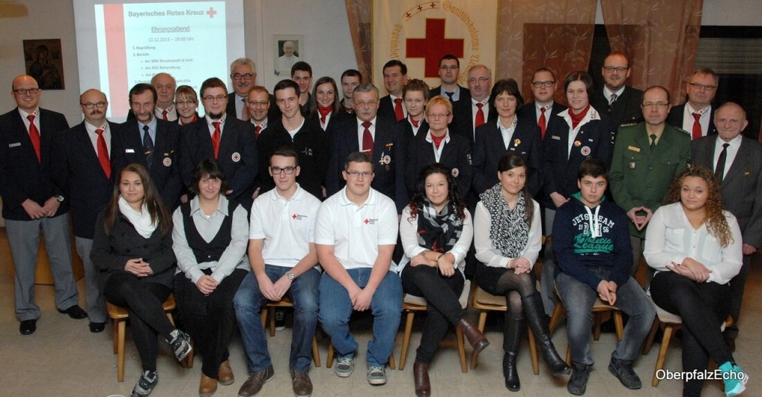 Neustadt/WN. „Es ist wirklich überwältigend, wie gefüllt und altersmäßig bunt gemischt die Reihen sind. Das ist gut. Wir brauchen Nachwuchs“, freute sich Kreisbereitschaftsleiter Sandro Galitzdörfer beim Ehrungsabend der BRK Bereitschaft. [&hellip;]