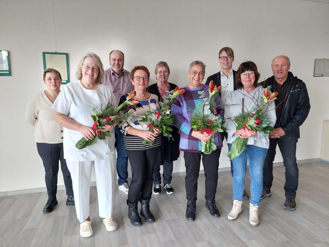 Tirschenreuth. Dass Mitarbeiter einem Unternehmen über Jahrzehnte die Treue halten, ist heute eher Ausnahme als Regel. Die KNO weiß, was sie an so zuverlässigen Kräften hat und ehrte drei Dienstjubilare bei einem internen Festakt am MVZ Tirschenreuth. Darüber hinaus wurden sieben Kolleginnen und Kollegen aus Medizin, Pflege, Verwaltung und Reinigungsdienst in den Ruhestand verabschiedet.