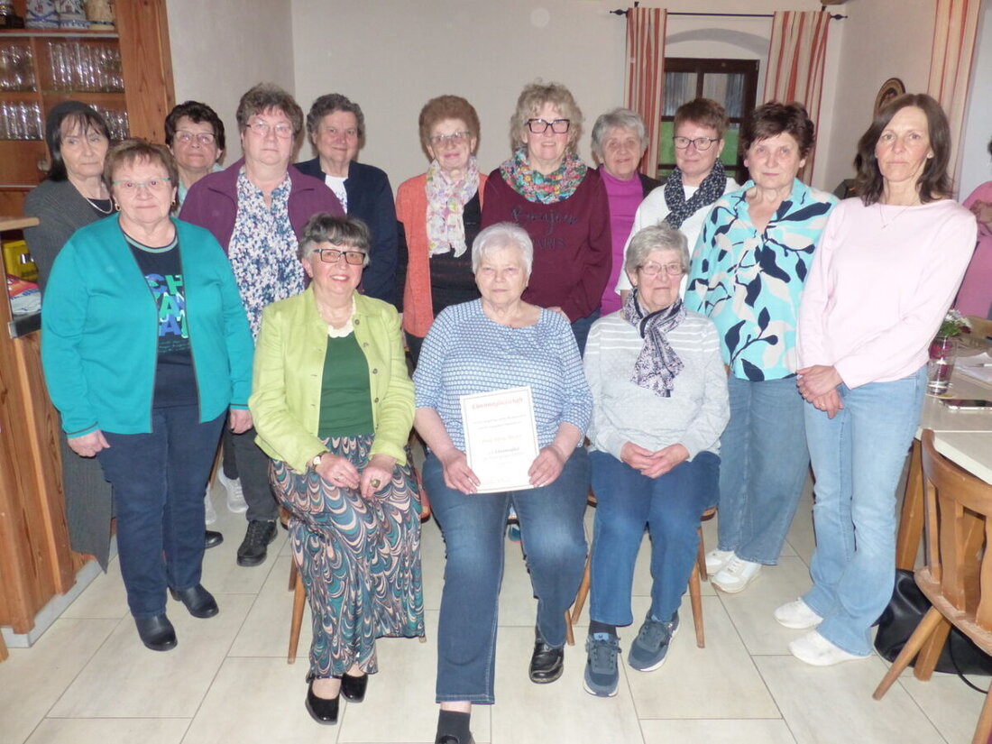Döllnitz. Die Frauengruppe feierte 45 Jahre seit der Gründung am 8. Januar 1981. Bei der Versammlung wurden Pionierinnen geehrt, die Spitze neu gewählt und Bürgermeister Anton Kappl dankte.