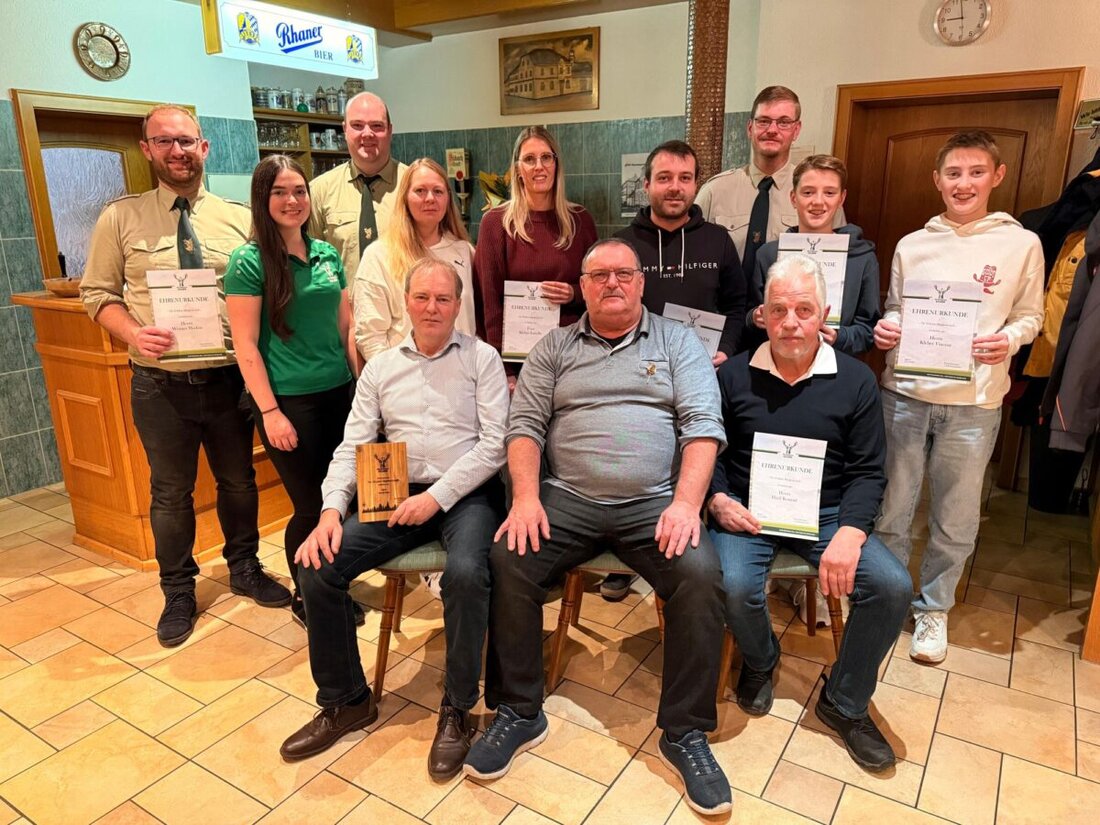 Eslarn. Die SG Hubertus ehrte bei ihrer Jahreshauptversammlung treue Mitglieder und stellte neue Ehrenzeichen vor. Besonders gewürdigt wurden 40 und 50 Jahre Vereinstreue. Der Vorstand kündigte Ehrenordnung und Satzungsreform an.