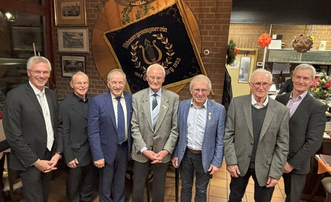 Flossenbürg. Im Jahr 2024 wurden langjährige Mitglieder und Sänger des Männergesangvereins Flossenbürg für ihre Treue und aktives Mitwirken geehrt, darunter auch für 60 und 65 Jahre aktives Singen im Chor.