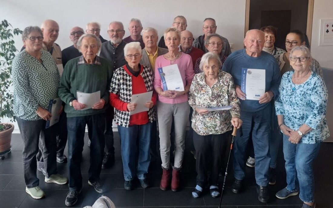Weiden. Im Café Mitte in Stockerhut traf sich der VdK Weiden-Süd zur Monatssitzung mit vielen Gästen. Langjährige Mitglieder wurden geehrt, darunter eines für 40 Jahre Treue; anschließend gab es Kaffee und Kuchen.