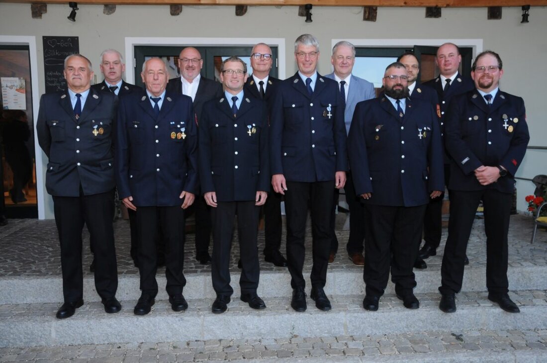 Freihung. Neun Aktive aus Freihung wurden für 25, 40, und 50 Jahre Einsatz in den Feuerwehren geehrt. Landrat Reisinger und weitere Amtsträger übergaben die Ehrenzeichen in einer Feierstunde.