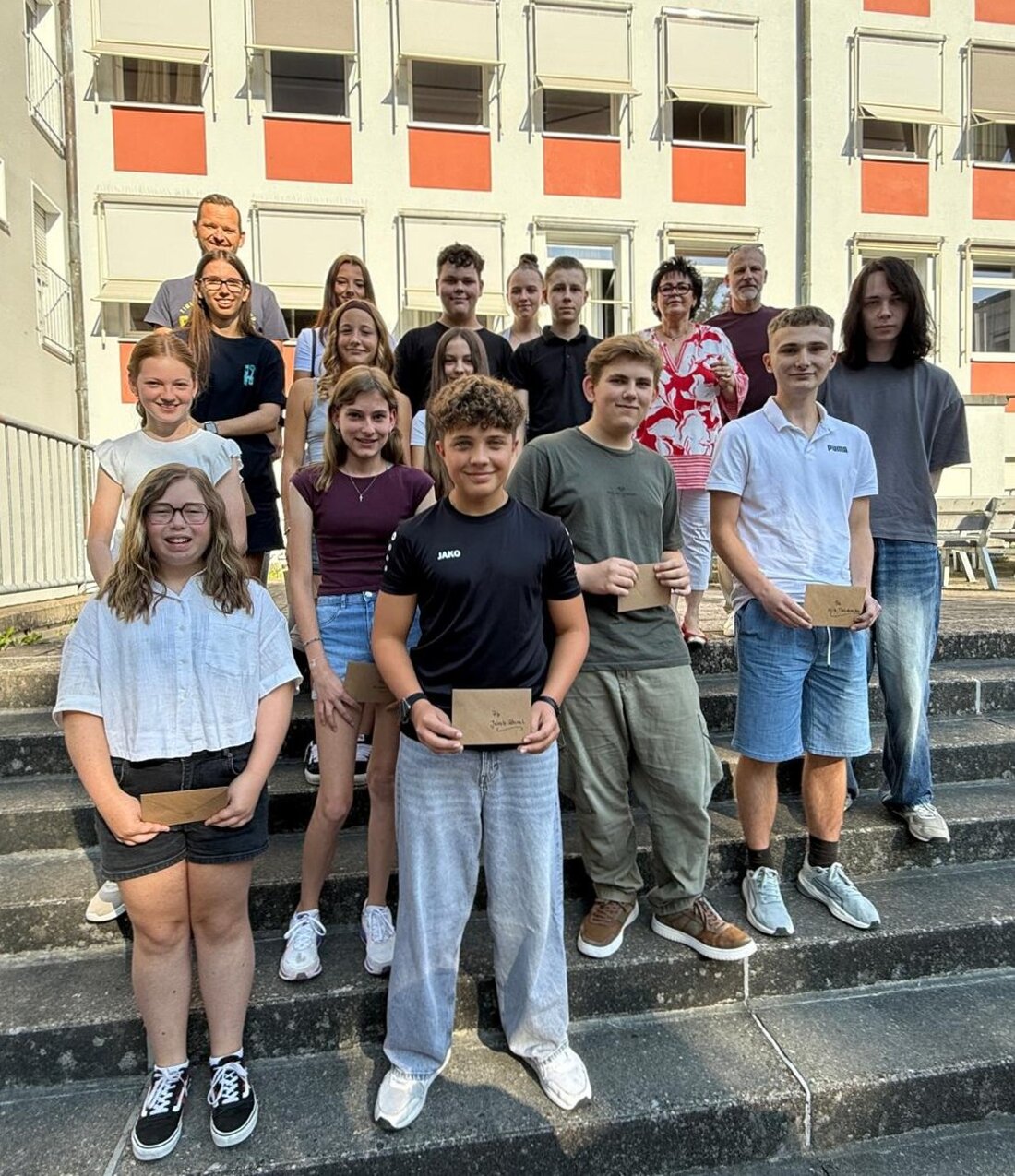 Weiden. An der Wirtschaftsschule Weiden wurden am vorletzten Schultag nicht nur Klassenbeste ausgezeichnet, sondern auch zahlreiche Jugendliche für ihr besonderes Engagement in Schulgemeinschaft und Stadt geehrt.