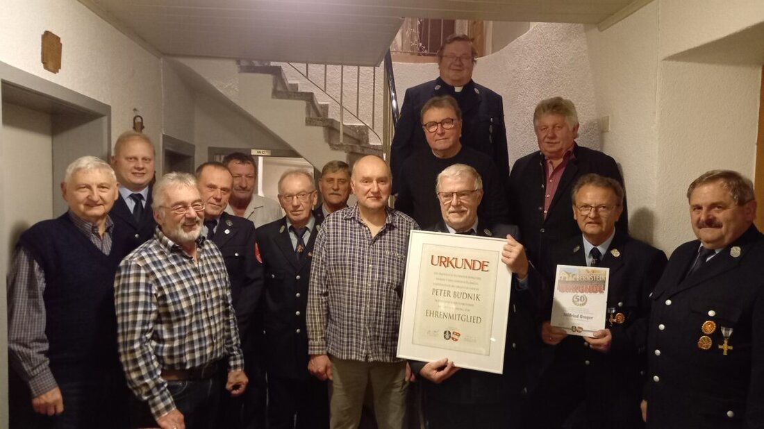 Bernstein. Die Feuerwehr ehrte Mitglieder: 25 Jahre Petra Meier, 40 Jahre zwei Kameraden. Geehrt wurden auch mehrere für 50 Jahre und Hans Schmid für 60 Jahre. Zu Ehrenmitgliedern wurden Peter Budnik, Hans Schedl, Karl Mirz und Bernhard Greger ernannt.