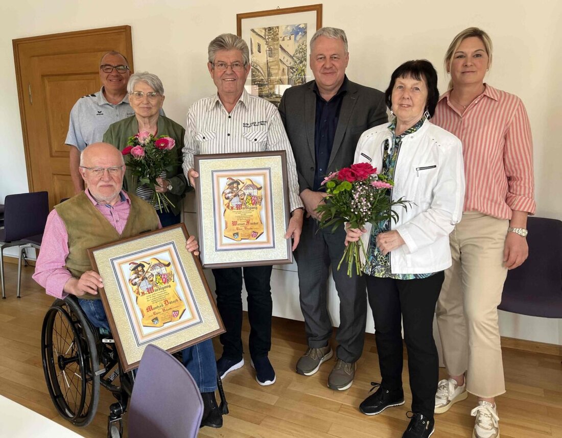 Amberg-Sulzbach. Manfred Dütsch und Werner Fischer wurden für 35 Jahre als Turnierleiter im Sportschießen geehrt. Landrat Richard Reisinger überreichte Urkunden und Geschenke.