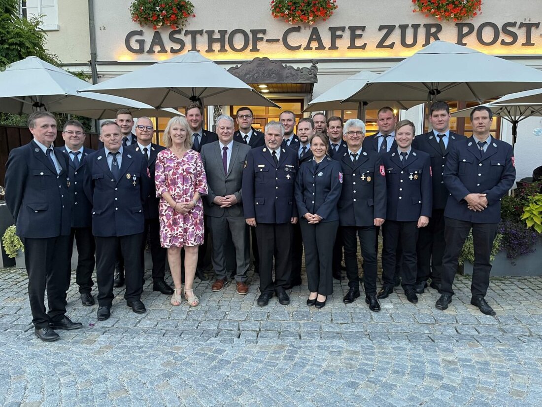Königstein/Birgland. Landrat Reisinger ehrt acht Feuerwehrler aus Birgland mit staatlichen Ehrenzeichen in Gold und Silber für langjährigen Dienst.