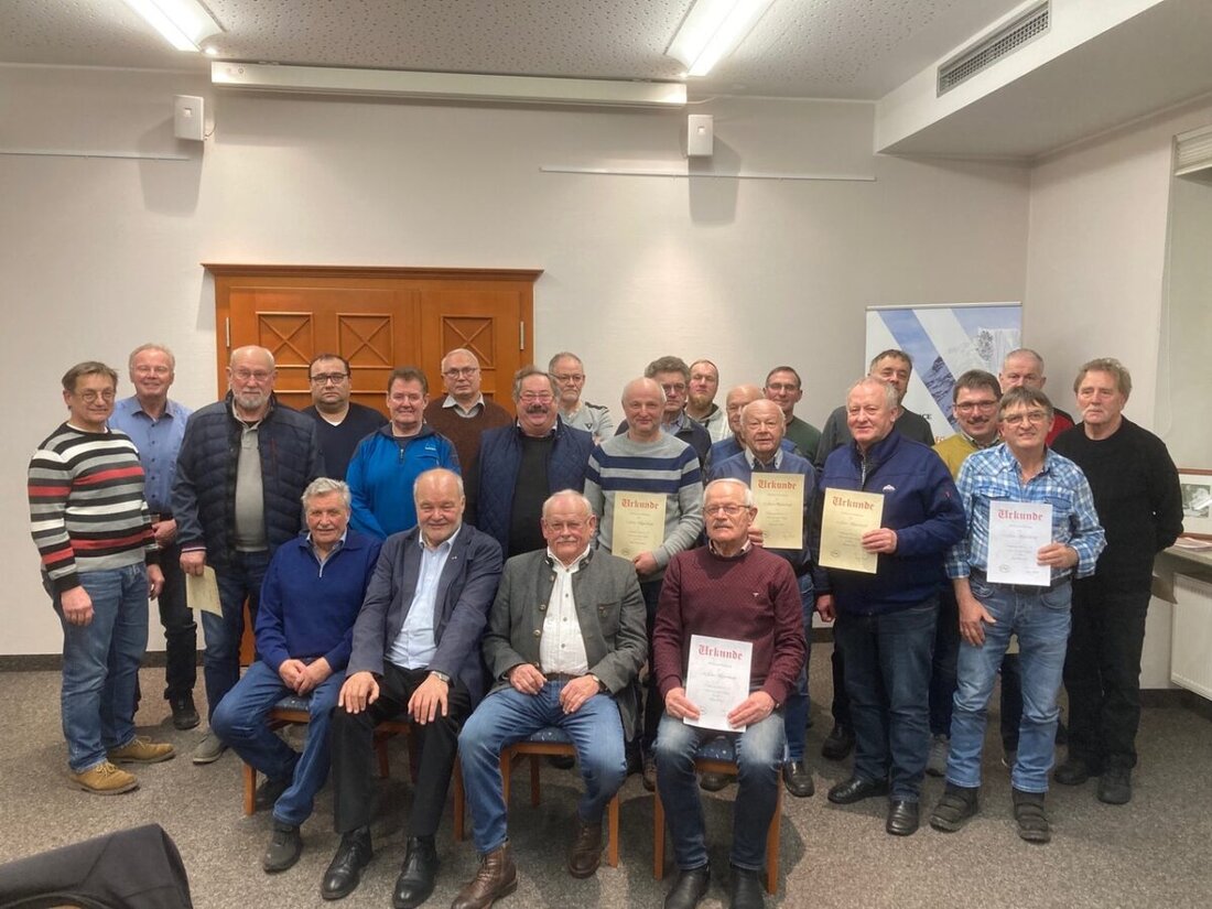 Weiden. Für langjährige Treue zum KFZ-Fachverein wurden Mitglieder in einer Ehrenveranstaltung ausgezeichnet.