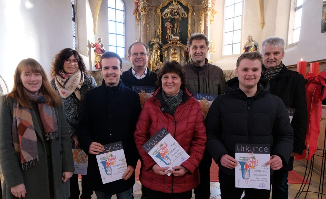 Floß. Tanja Riedel leitet den evangelischen Posaunenchor seit über einem Jahr und zeichnete treue Mitglieder mit Ehrenurkunden aus. Der Chor erhält für seine musikalische Vielfalt und Gemeinschaftsprägung Anerkennung.