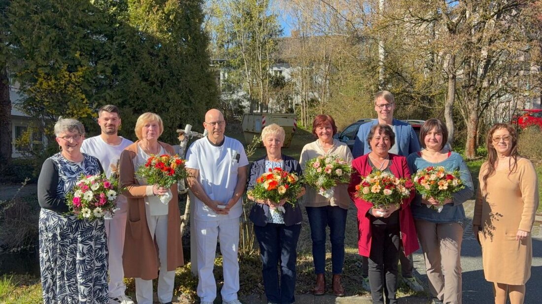 Erbendorf. Die Steinwaldklinik ehrte Dienstjubilare und verabschiedete zwei Kolleginnen in den Ruhestand. Klinikdirektor und Chefarzt würdigten zudem eine Weiterbildung und überreichten Blumen und Gutscheine.