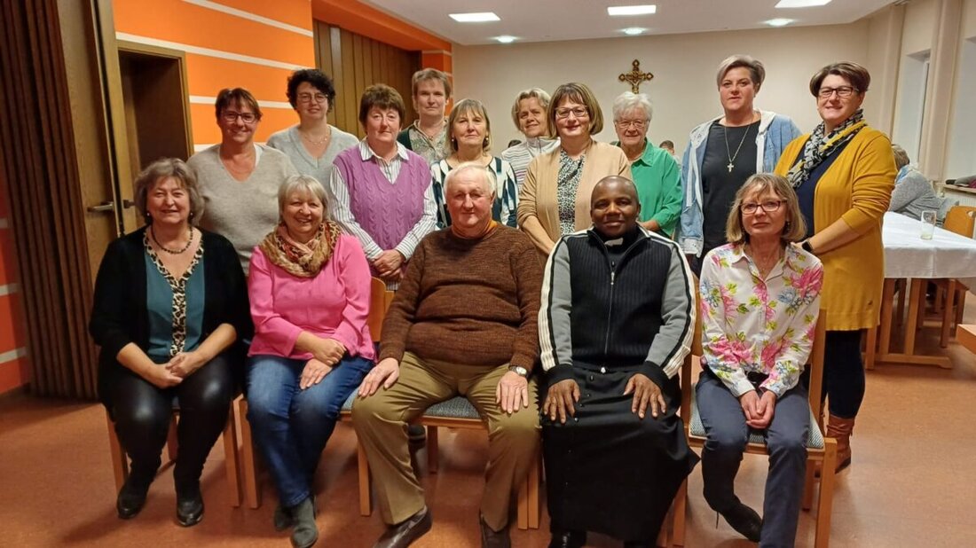 Eslarn. Der Frauenbund ehrt langjährige Mitglieder und begrüßt ein neues Mitglied. Die Veranstaltung fand im Pfarrheim "Sankt Marien" statt, wo Mitglieder für ihre Treue von bis zu 50 Jahren geehrt wurden.