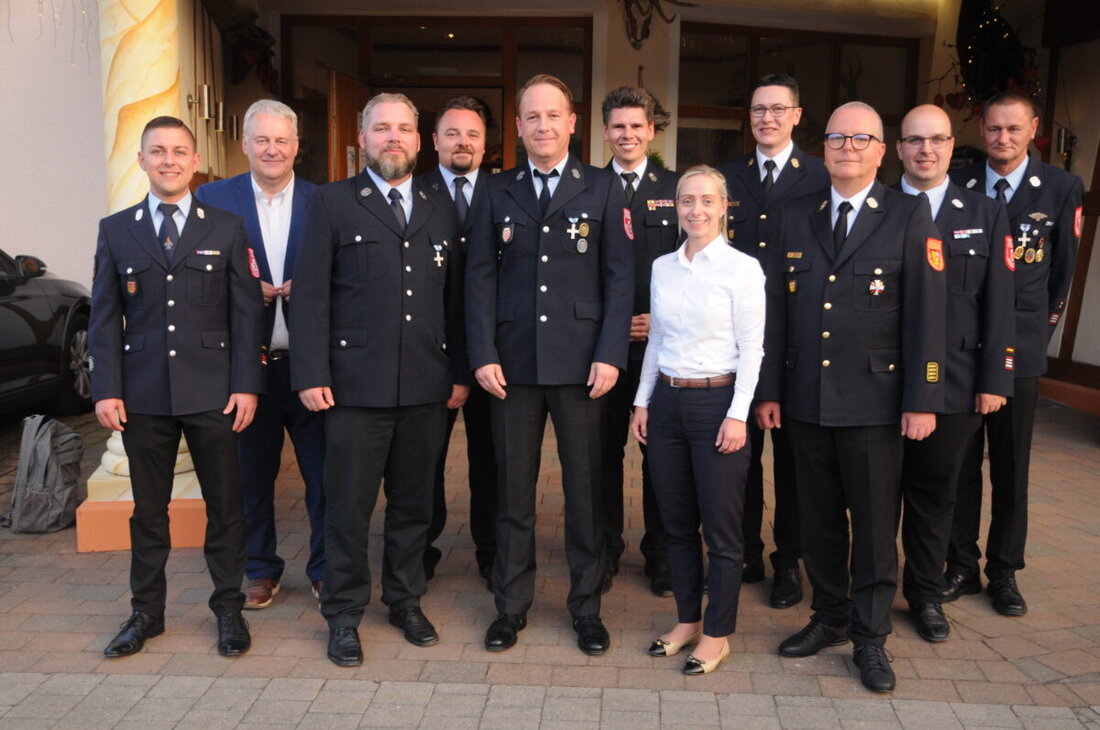 Amberg-Sulzbach. Beim Ehrungsabend der Inspektion zwei in der Waldschänke wurden viele Feuerwehrleute aus mehreren Gemeinden für 25, 40 und 50 Jahre aktiven Dienst ausgezeichnet. Landrat und Führung gratulierten.
