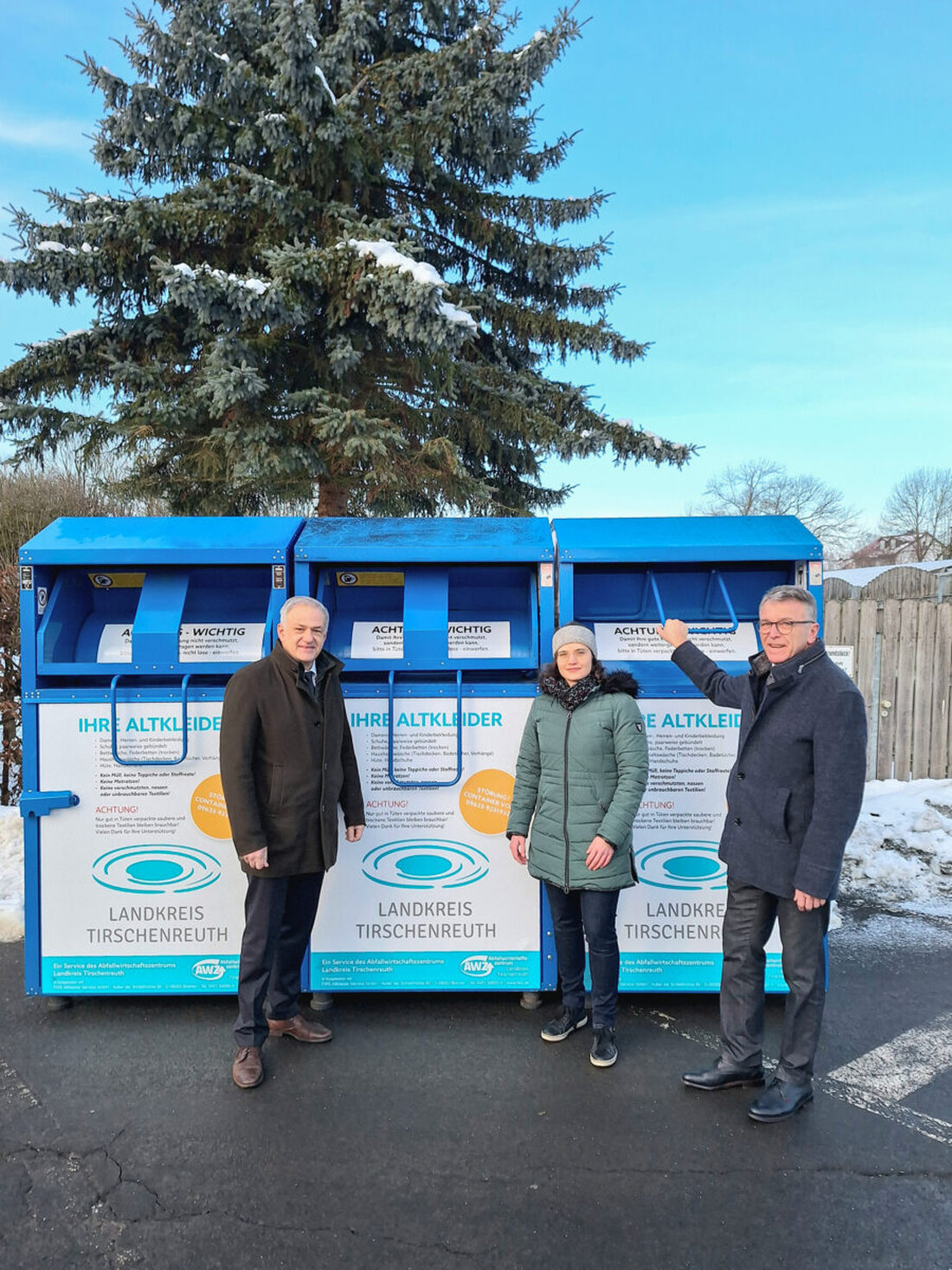Tirschenreuth.  Der Landkreis hat ab sofort ein eigenes, flächendeckendes Sammelsystem für Alttextilien. Das Abfallwirtschaftszentrum (AWZ) sorgt mit landkreiseigenen Containern dafür, dass gebrauchte Kleidung und Stoffe weiterhin fachgerecht erfasst und verwertet werden können. Grund für diese Maßnahme ist der Rückzug bisheriger gewerblicher und gemeinnütziger Sammler aus wirtschaftlichen Gründen.