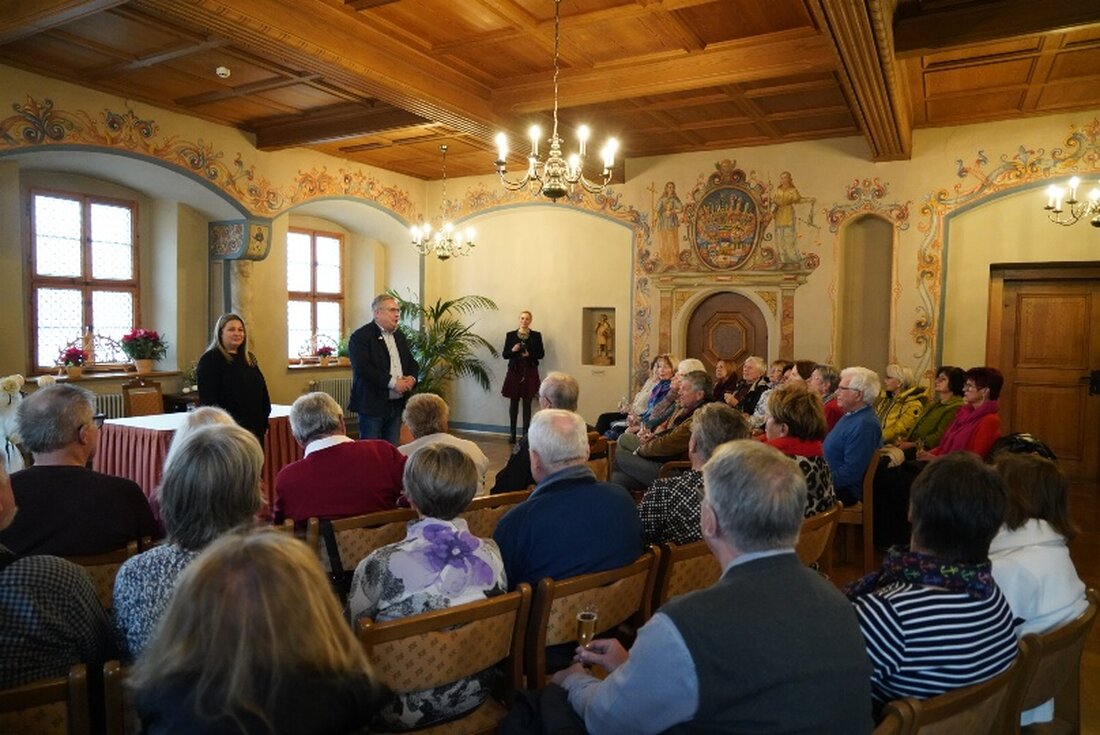Weiden. Mitglieder der Weidener Städtepartnerschaften besuchten den Weihnachtsmarkt in Annaberg-Buchholz und ein neues Textilmuseum in Plauen. Die Reise beinhaltete auch eine Führung und ein Abendessen in Irfersgrün, verstärkt durch frisch gefallenen Schnee.