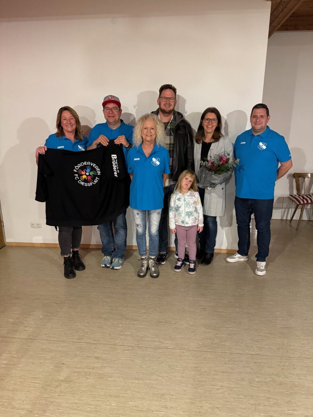 Dießfurt. Der Förderverein des FC Dießfurt freut sich über neue Sweatjacken und Poloshirts. Sponsor Stefan Brüderer ermöglichte die Ausstattung. Dazu kommen ein neues Logo sowie Dank mit Blumen und Einkaufsgutscheinen an die Familie.