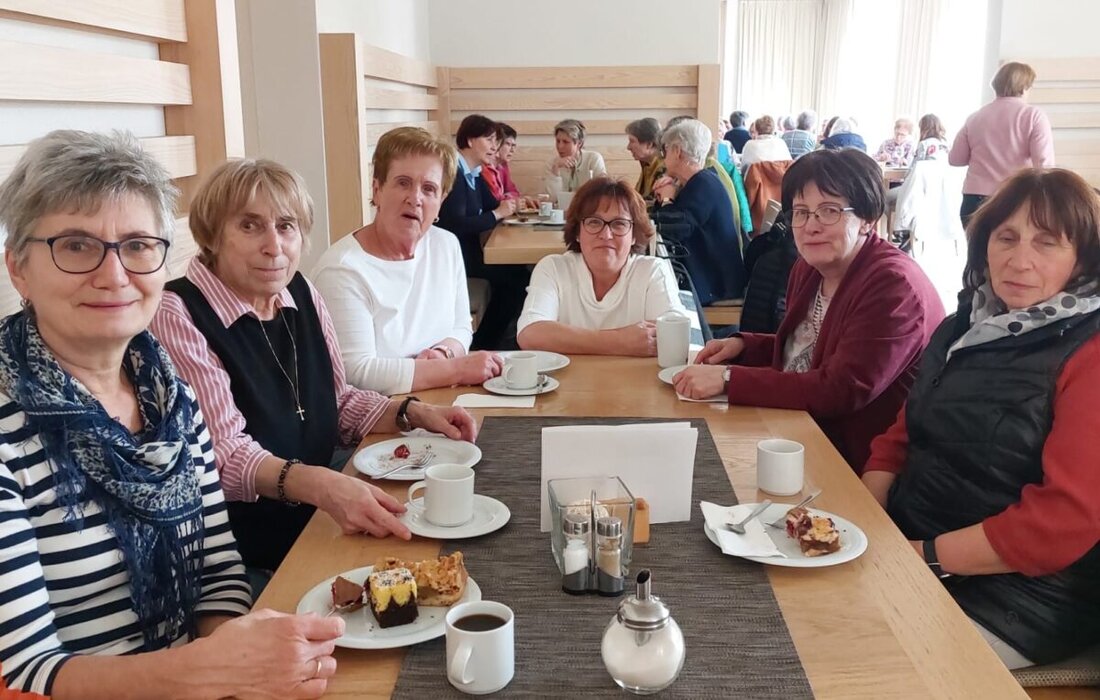 Johannisthal. 76 Frauen aus sieben Zweigvereinen des Katholischen Frauenbundes des Bezirks Neustadt trafen sich zum Einkehrtag im Exerzitienhaus. Besinnung, Begegnung und Glaube gaben Kraft – auch 15 Teilnehmerinnen aus Floß.