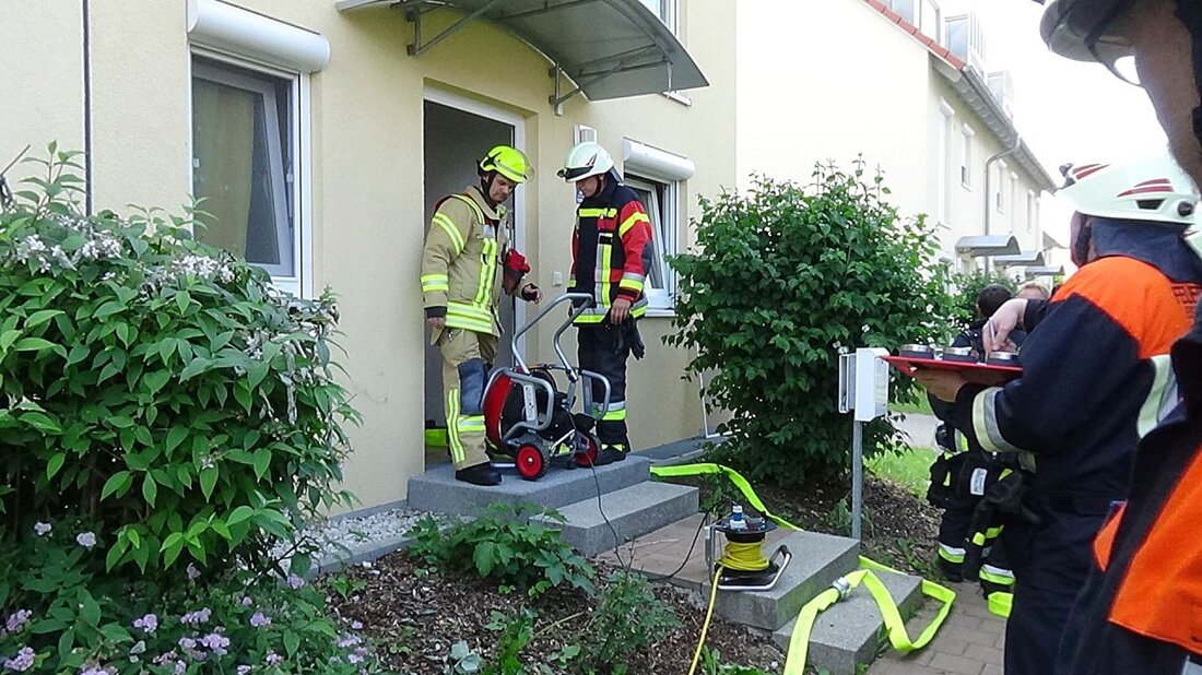 Eschenbach. Rund 50 Einsatzkräfte waren heute am Netzaberg im Einsatz. Dort rauchte es kräftig aus einer Wohnung.   Nach dem Fest ist vor dem Einsatz: Schon am Samstag musste die Feuerwehr [&hellip;]