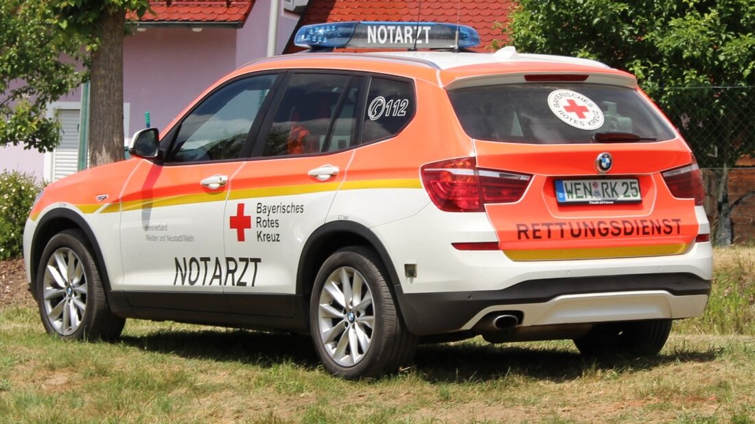 Weiden/Amberg. Der "ganz normale Wahnsinn": Zum Jahreswechsel  verzeichnete die Integrierte Leitstelle Oberpfalz-Nord ein hohes Einsatzaufkommen. Die markantesten Ereignisse: Ein Neugeborenes musste reanimiert werden. In Neustadt/WN wurde ein Betrunkener eingesammelt, der auf dem Kreisverkehr lag.