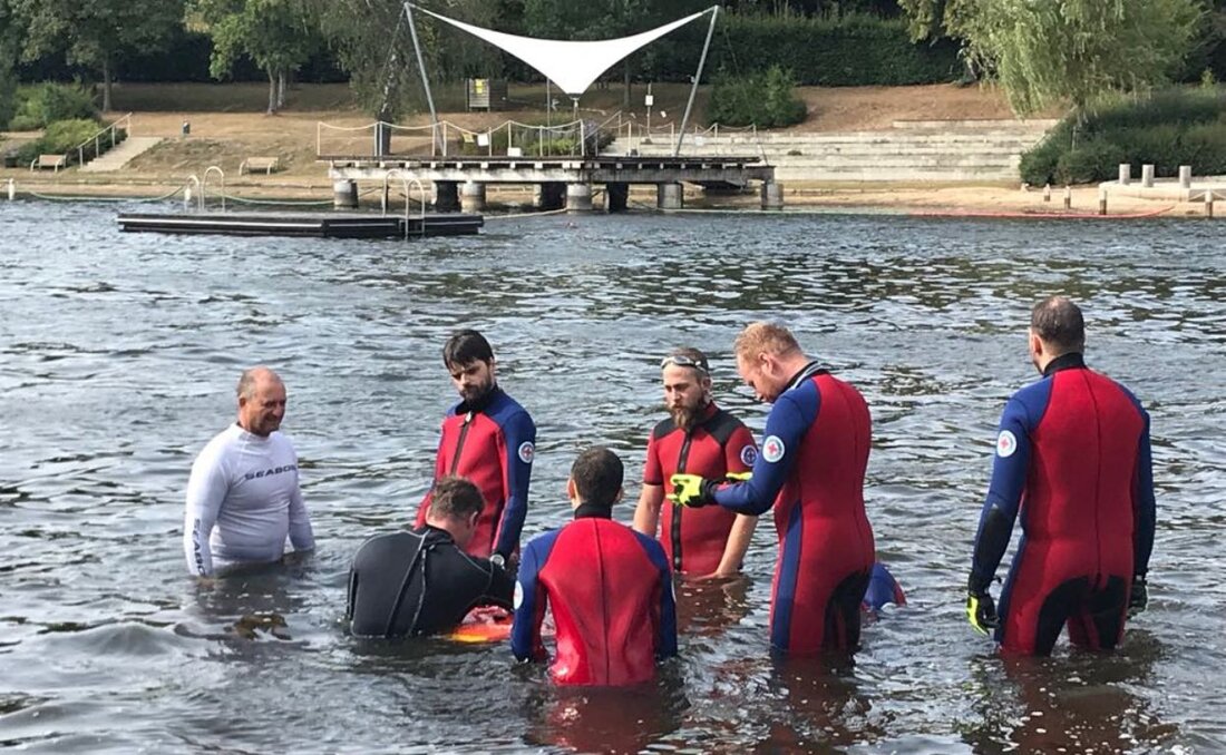 Eschenbach. Ein Mofa für Schwimmer – so könnte man vielleicht das neue Einsatzgerät beschreiben. Die Wasserwachtler verschiedener Ortsgruppen hatten beim Test des Seabobs am Eschenbacher Rußweiher viel Spaß. Von Doris Mayer-Englhart  [&hellip;]