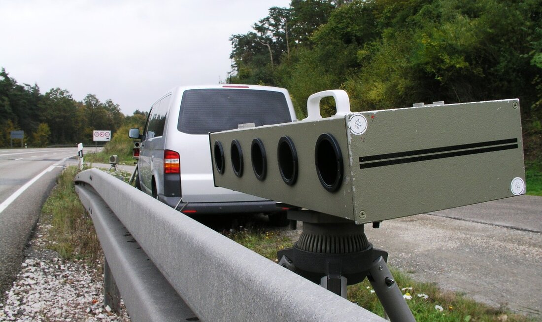 Bodenwöhr. Ein 59-Jähriger, erbost über eine Geschwindigkeitsmessung, warf ein Radargerät um und wurde wegen Trunkenheit und Sachbeschädigung angezeigt.