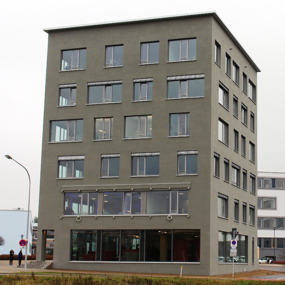 Weiden. Für das E-House an der OTH in Weiden war heute ein ganz besonderer Tag. Rund sechs Monate nach dem Richtfest, gibt es erneut Grund zu feiern: nämlich Einweihung. Im [&hellip;]