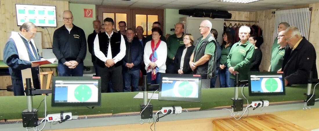 Grafenwöhr. Die Hubertusschützen sind stolz auf ihre neue elektronische Schießanlage. Stadtpfarrer Bernhard Müller gab der neuen Stätte von Begegnung und Wettkampf den kirchenlichen Segen. Bürgermeister Edgar Knobloch lobte das Engagement [&hellip;]