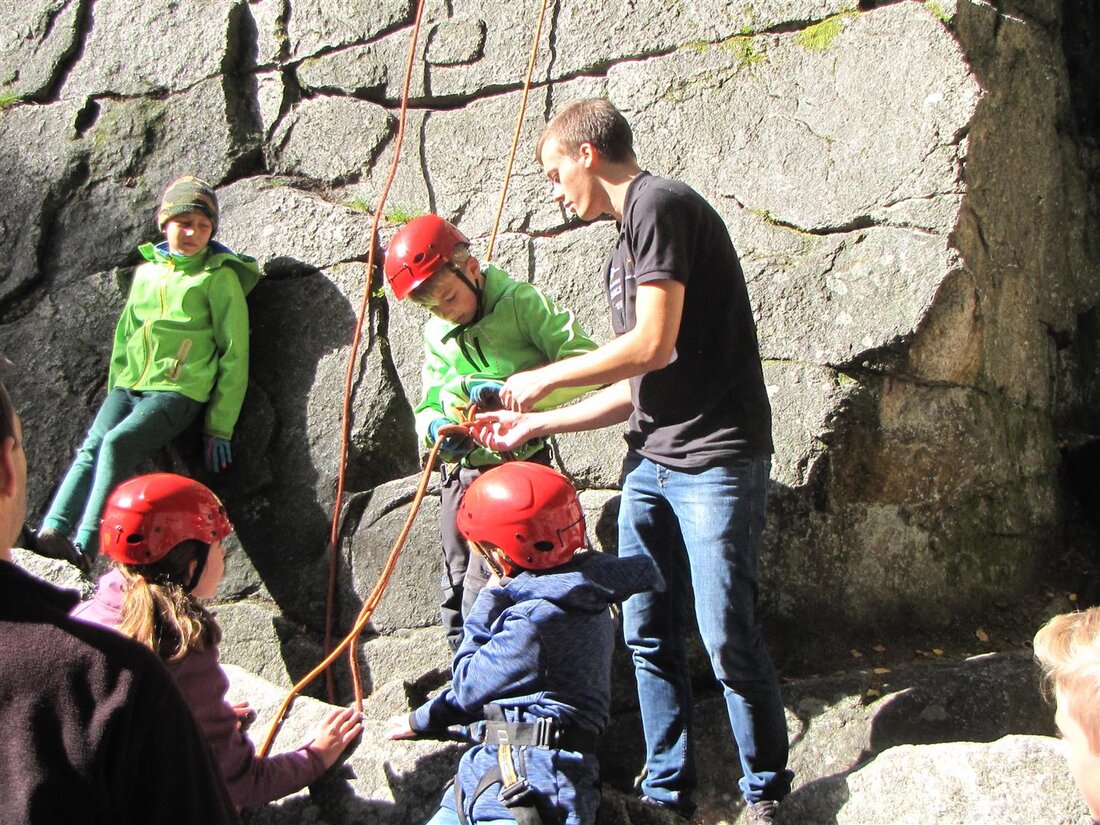 Erbendorf. Hoch hinaus ging es beim „Steinwald-Kraxeln“ der Kommunalen Jugendarbeit. Mit 20 Jugendlichen ab zehn Jahren war das erstmalig angebotene Event auf Anhieb voll belegt. Nach einer kurzen Wanderung bei [&hellip;]