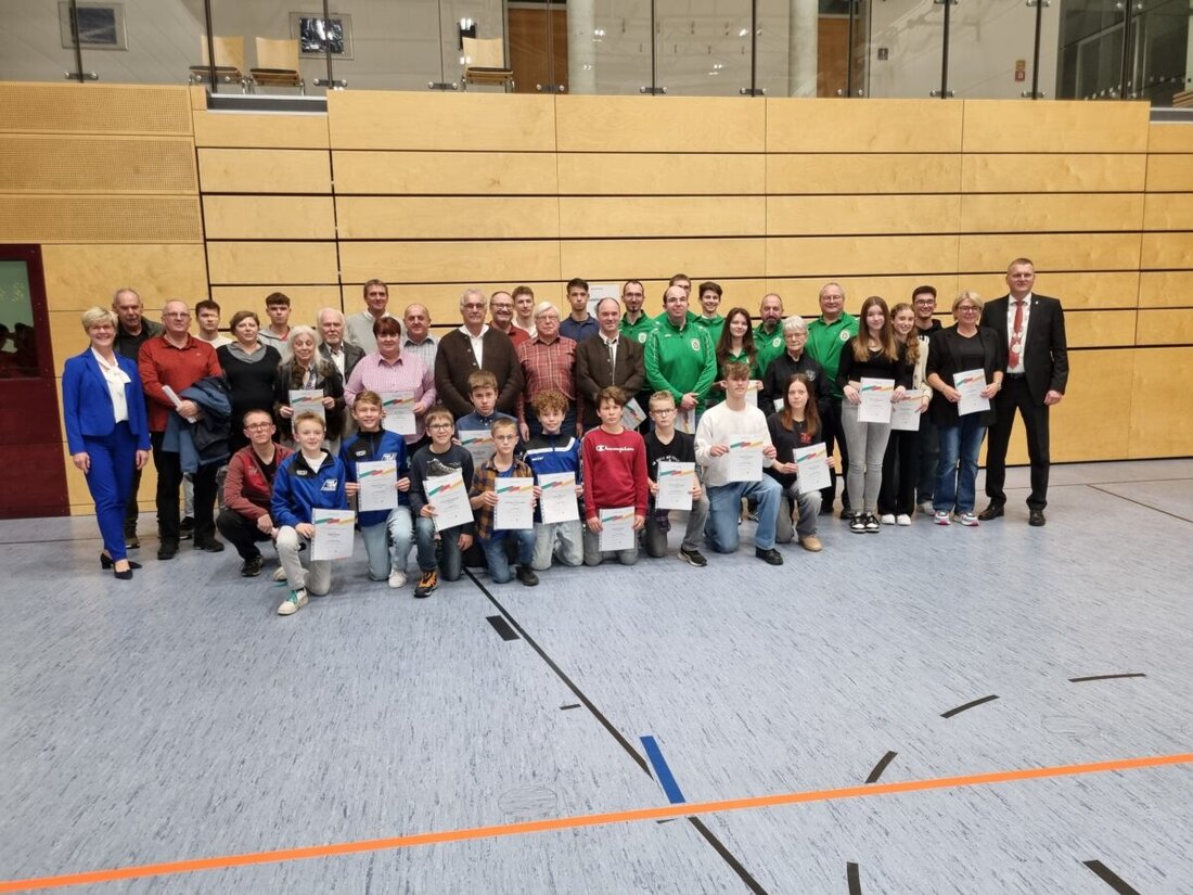 Maxhütte-Haidhof. Bei der Sportlerehrung in Maxhütte-Haidhof am 8. November wurden 169 Athleten, darunter 11 Mannschaften und 60 Einzelpersonen, für ihre Leistungen geehrt. Besondere Auszeichnungen erhielten unter anderem ein Deutscher Meister im Triathlon und Weltmeister im Racketlon.