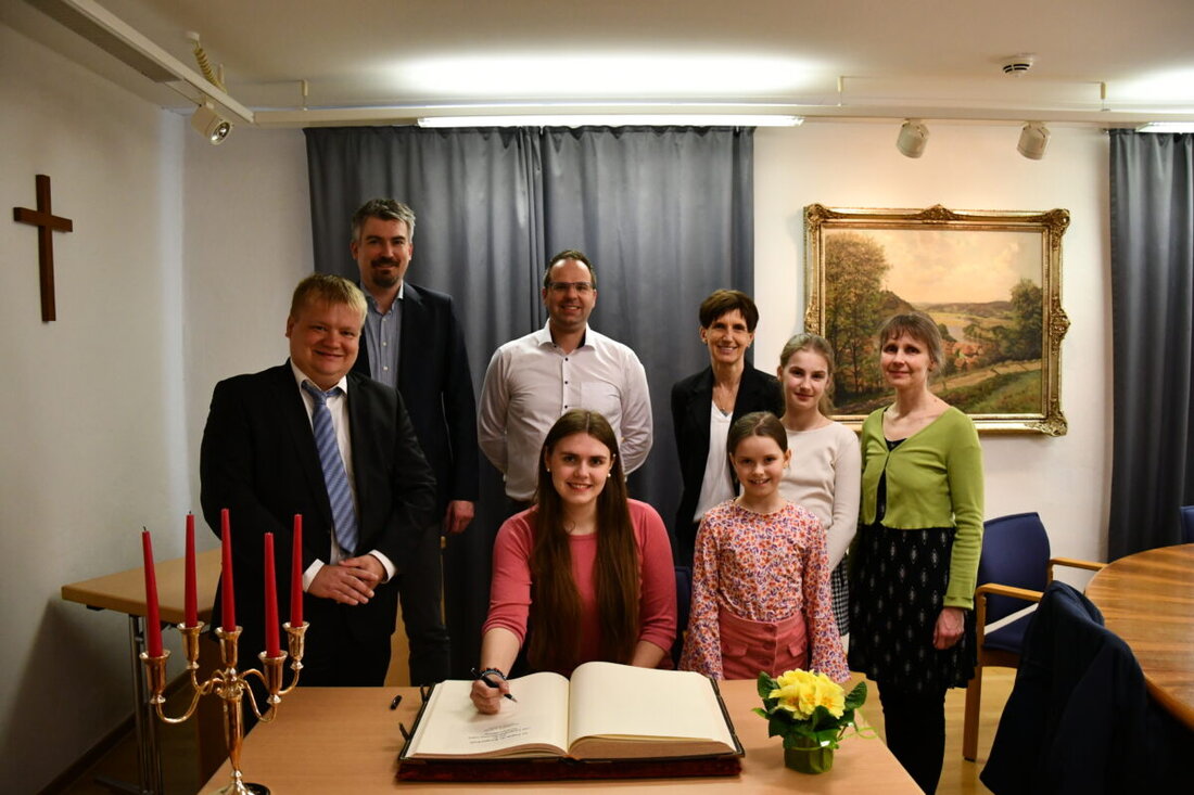 Burglengenfeld. Kleine Feierstunde für eine junge Frau: Zum zweiten Mal in der Geschichte der "von Laengenfeld-Pfalzheimschen Aussteuer-Stiftung" erfüllte nur eine einzige Bewerberin die strengen Kriterien der Stiftung. Viktoria Köppl aus Burglengenfeld darf sich über 1.000 Euro aus dem Stiftungsvermögen freuen.