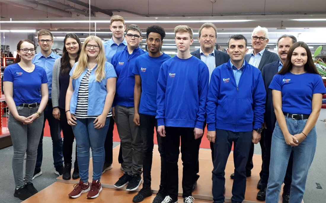 Weiden. Auch für diese jungen Menschen hat ein neuer Lebensabschnitt begonnen. Jetzt heißt es nicht mehr Schulbank drücken, sondern neue Erfahrungen im Berufsalltag sammeln.  Sieben Auszubildende traten am Montag ihre [&hellip;]