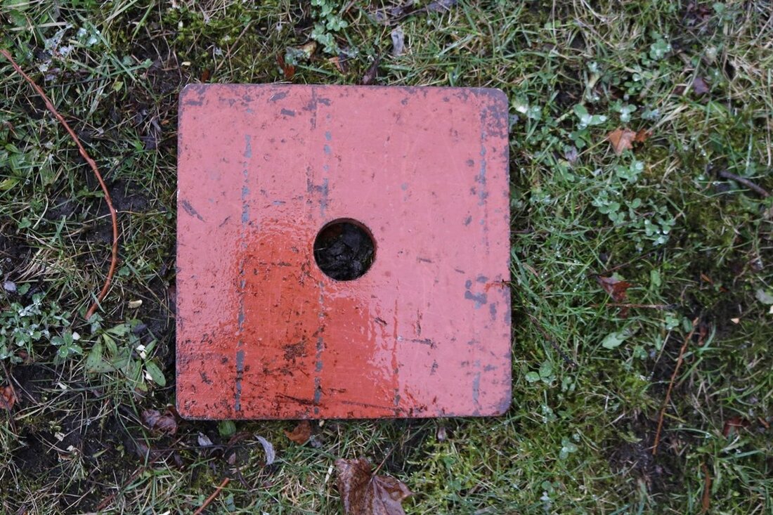 Weiden. Am Wochenende hatte es die Weidener Polizei gleich mit zwei eingeschlagenen Autoscheiben zu tun. In der Nähe des beschädigten Autos fand die Polizei eine zehn Kilo schwere Eisenplatte. Am [&hellip;]