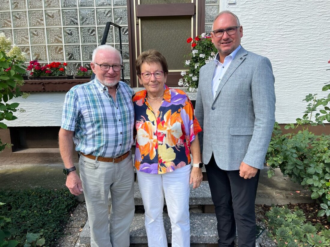 Rupprechtsreuth. Inge und Manfred Lobitz feiern Eiserne Hochzeit und blicken auf 65 gemeinsame Jahre zurück, die mit einer Begegnung am Kirchweihsonntag begannen. Bürgermeister Richard Kammerer gratulierte.