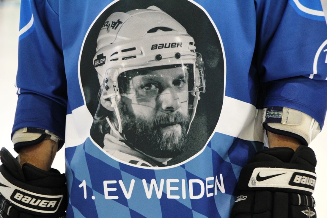 Weiden. Devils Fans aufgepasst! Pünktlich zum Beginn der neuen Oberliga-Saison können jetzt wieder die Fantrikots im neuen Design der Saison 2016/2017 bestellt werden: Natürlich in allen Größen. Der Preis für [&hellip;]