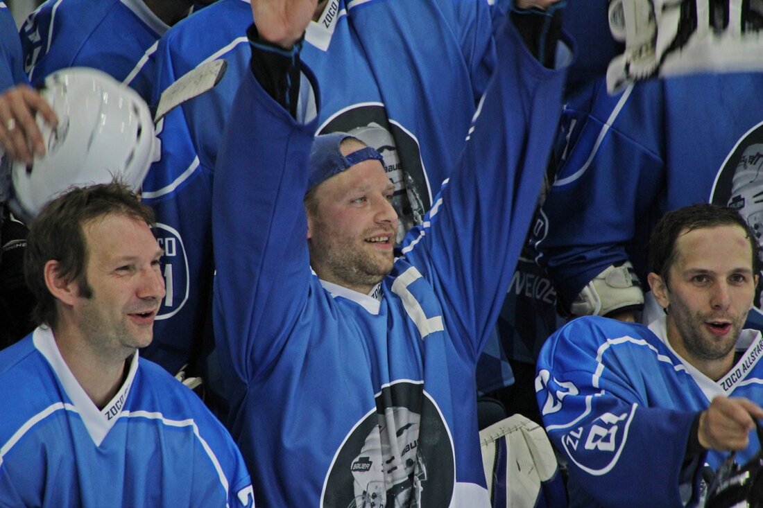 Weiden. Zum Abschied wurde der Rekordspieler Florian Zellner von Mannschaft, Verein und Fans einmal mehr gefeiert. Mit Standing Ovations verabschiedeten die knapp 550 Zuschauer in der Hans-Schröpf-Arena ihren Helden “Zoco”. Beim [&hellip;]