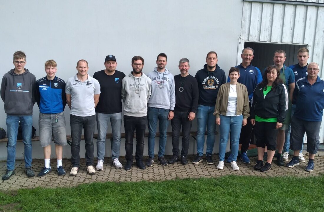 Kondrau. Am diesjährigen Pfingstsonntag fand die Eisstock-Vereinsmeisterschaft statt. Trotz des schlechten Wetters traten zehn Teams mit jeweils vier Spielern an und hielten bis zum Ende, durchnässt, tapfer durch. 