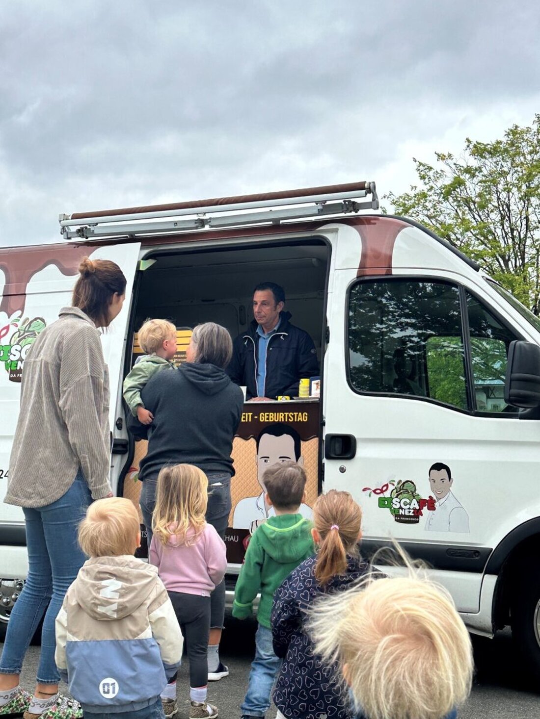 Pirk. Ein Eiswagen bescherte den Kindern der Johanniter-Kinderkrippe „Pfützenhüpfer“ und der Kindertagesstätte „Zum heiligen Martin“ eine kühle Freude. Eine Spende der Siedlergemeinschaft Pirk machte den Besuch möglich.