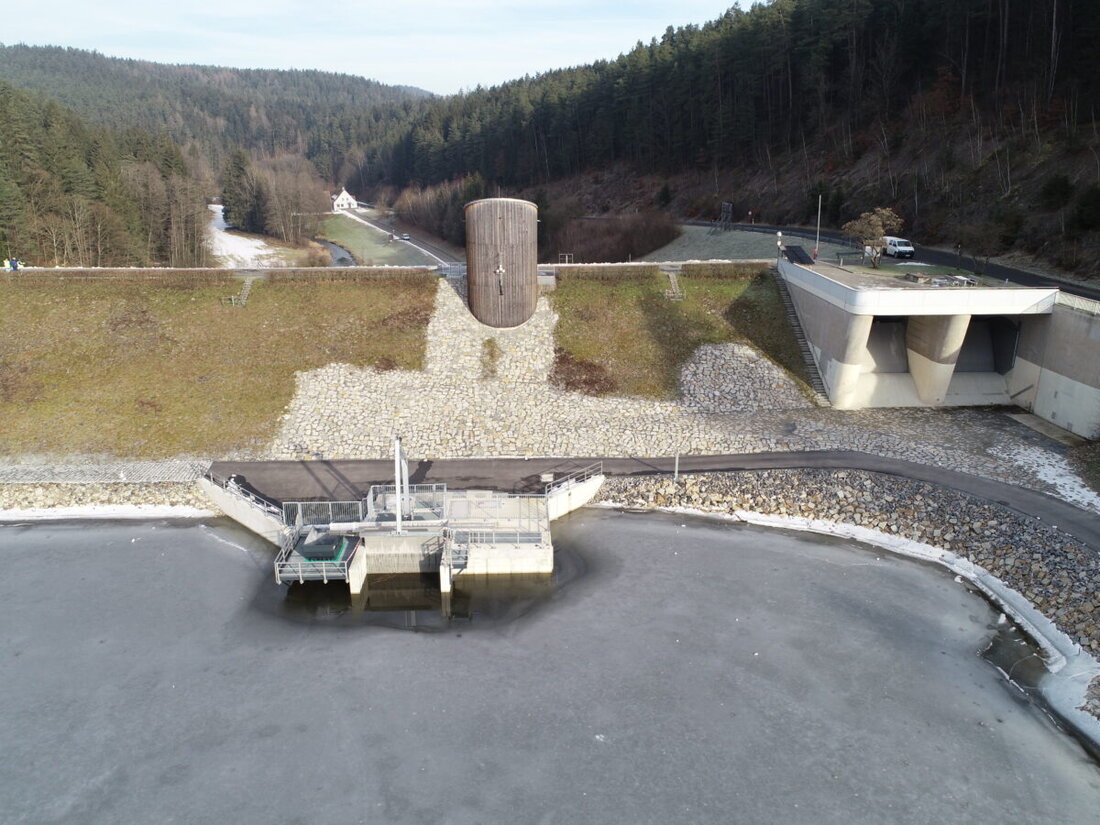 Eixendorf. Das Wasserwirtschaftsamt Weiden beginnt in Kürze mit einem mehrwöchigen Probebetrieb am Eixendorfer See, um Funktionsfähigkeit und Sicherheitsanforderungen zu testen. Es kann zu variierenden Stauhöhen und Abgabemengen im See kommen.