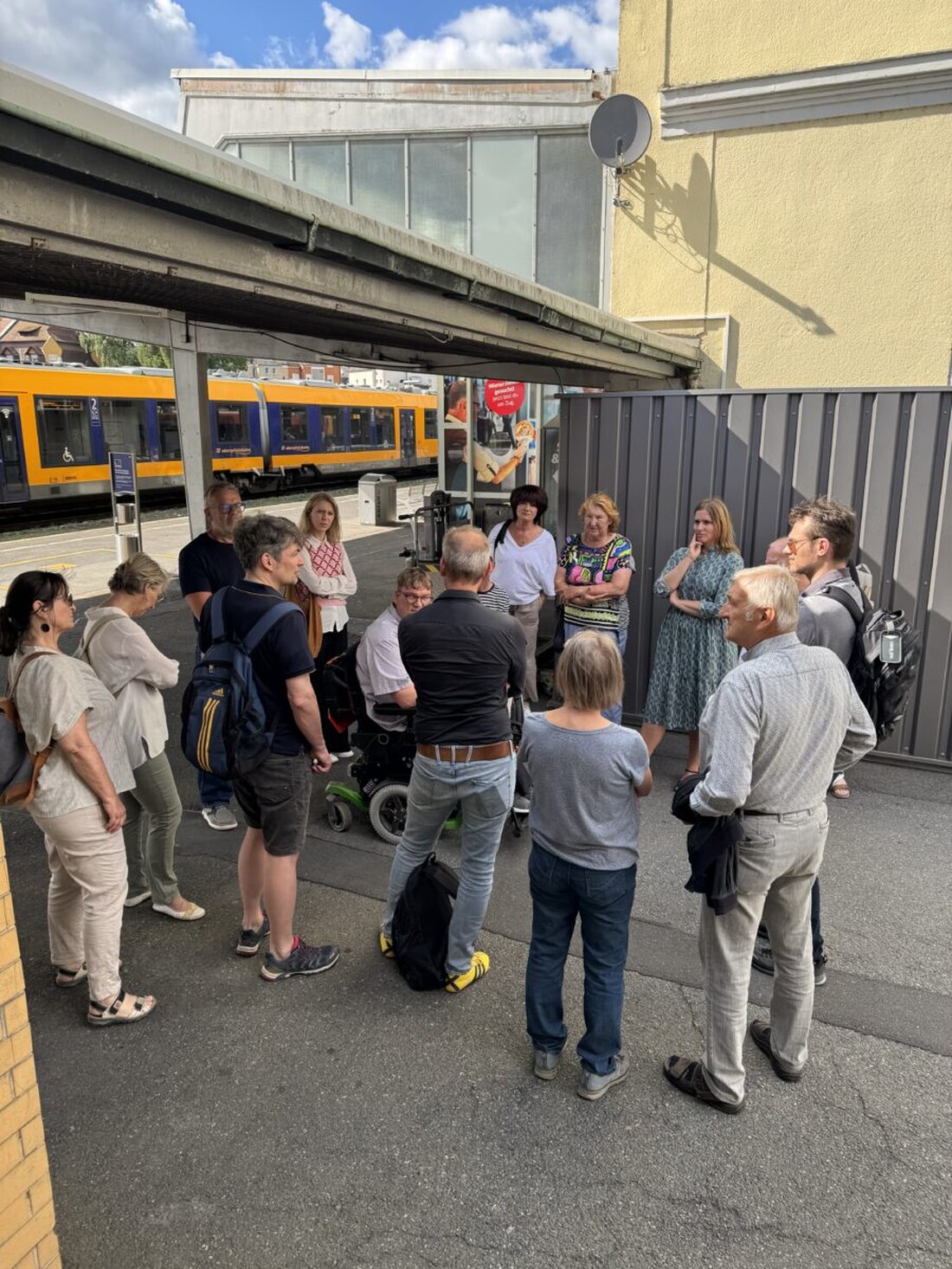 Weiden. Beim Fachgespräch mit der Grünen-Landtagsabgeordneten Laura Weber haben Experten und Interessenvertreter den Stillstand beim Bahnausbau in der Nordoberpfalz scharf kritisiert. Sie forderten mehr politischen Druck für die Elektrifizierung der Strecke und einen barrierefreien Umbau des Bahnhofs Weiden – trotz des milliardenschweren Infrastrukturprogramms des Bundes.