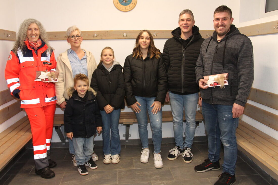 Neukirchen zu St. Christoph. Elektromeister Christian Käs aus Waldkirch spendete jeweils 1.000 Euro an die DJK und die Helfer vor Ort, statt Weihnachts- und Neujahrskarten zu verschicken. Beide danken herzlich.