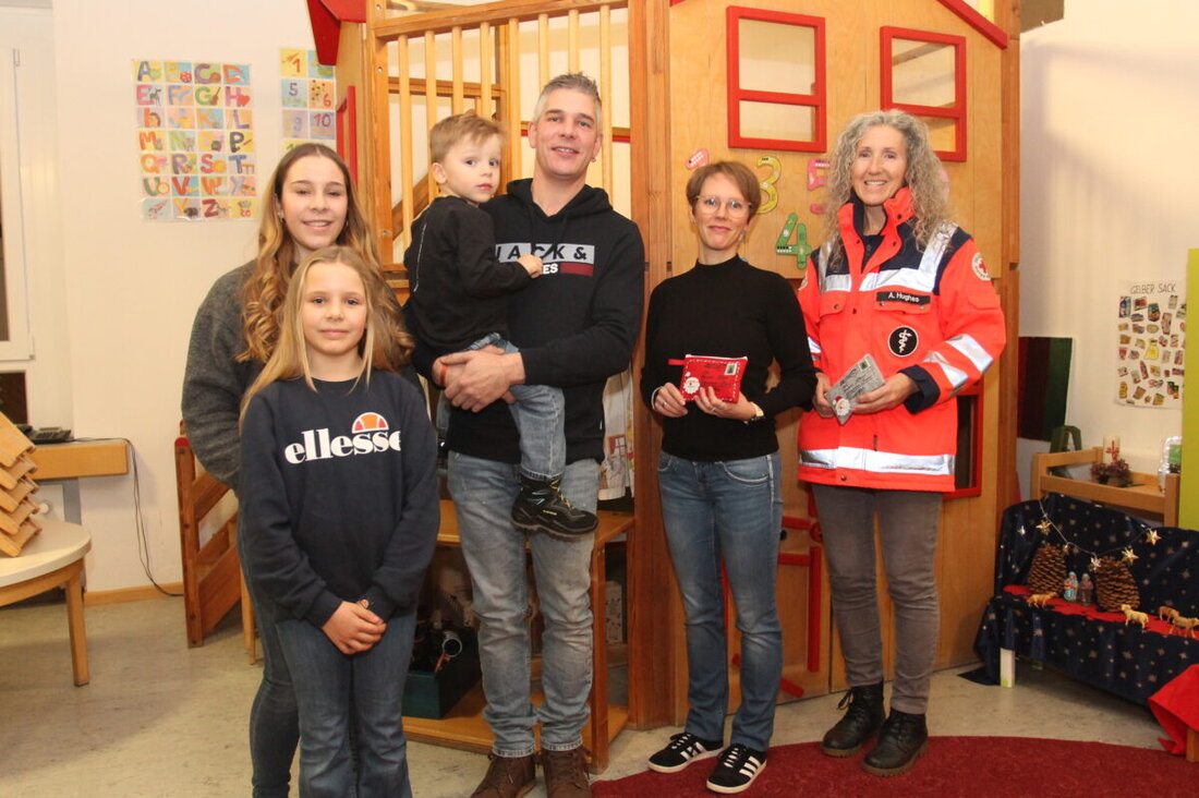 Neukirchen zu St. Christoph. Christian Käs spendete jeweils 1000 Euro an ein Kinderhaus und den BRK-Arbeitskreis, um das ehrenamtliche Engagement zu unterstützen.